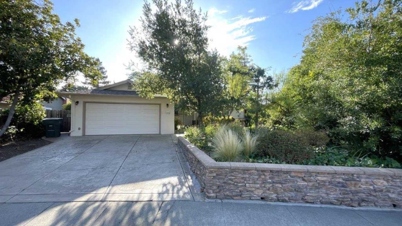 Concord Beautiful 4 bedroom 2 bathroom home in nice neighborhood with large yard!