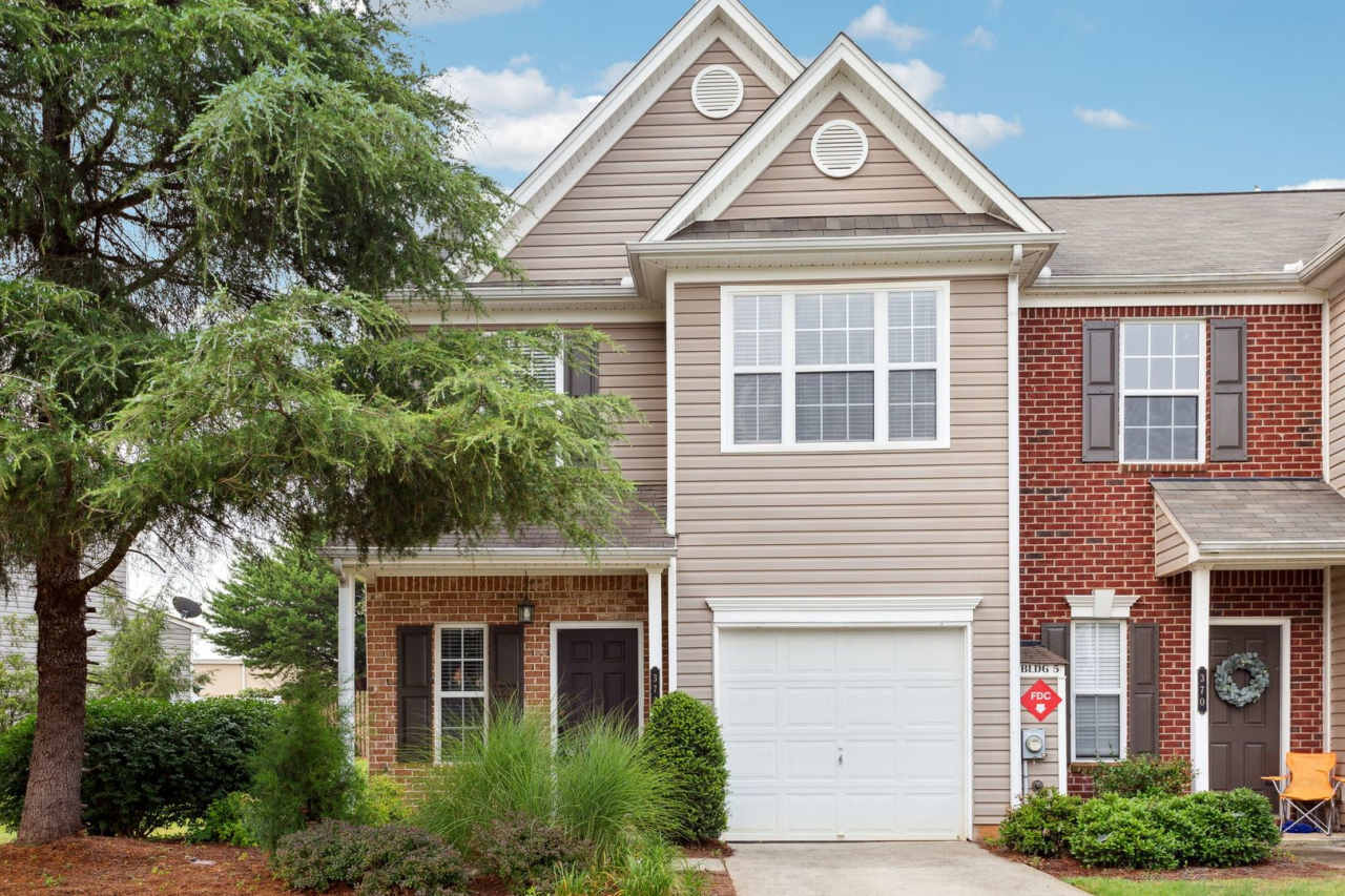 Azalea Circle Charmer – Walkable, Stylish  Move-In Ready