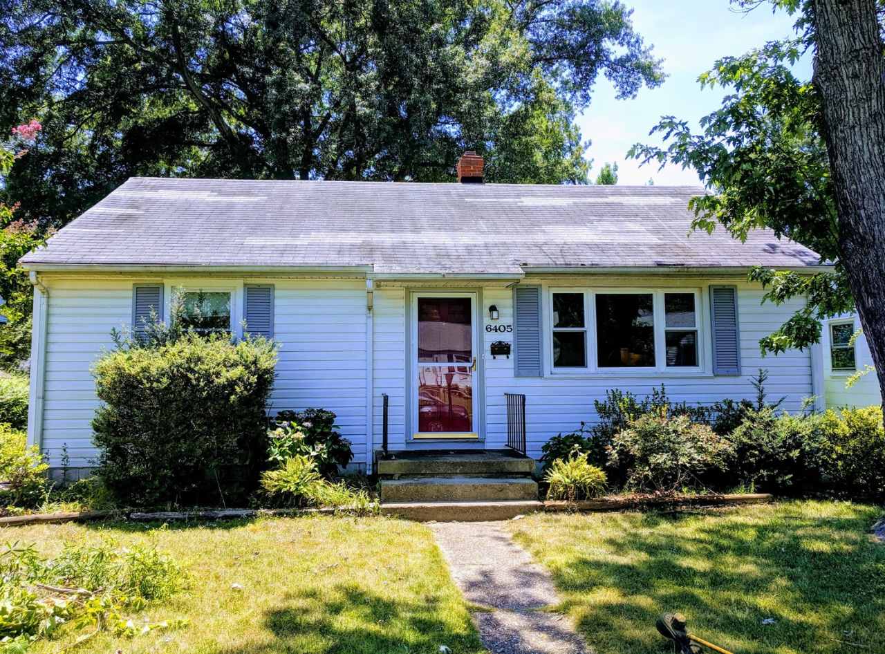 Spacious 3bdrm/2bth Home Located in a Well Established Neighborhood in Richmond's West End Convenient to University of Richmond!!