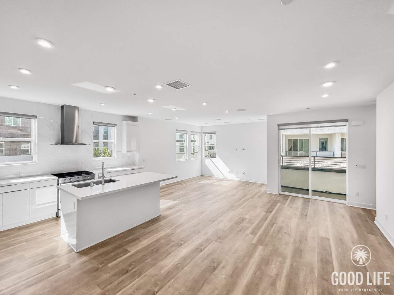 Beautiful 3BD/2.5BA W/ AC and Attached Garage in Mission Valley!