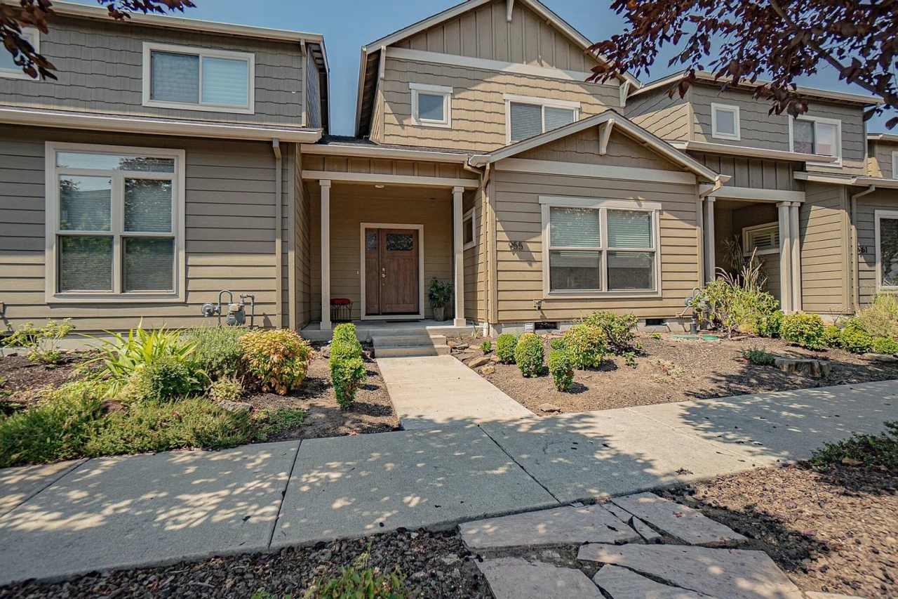 3 Bedroom townhouse with stunning Ashland views! | Available Now