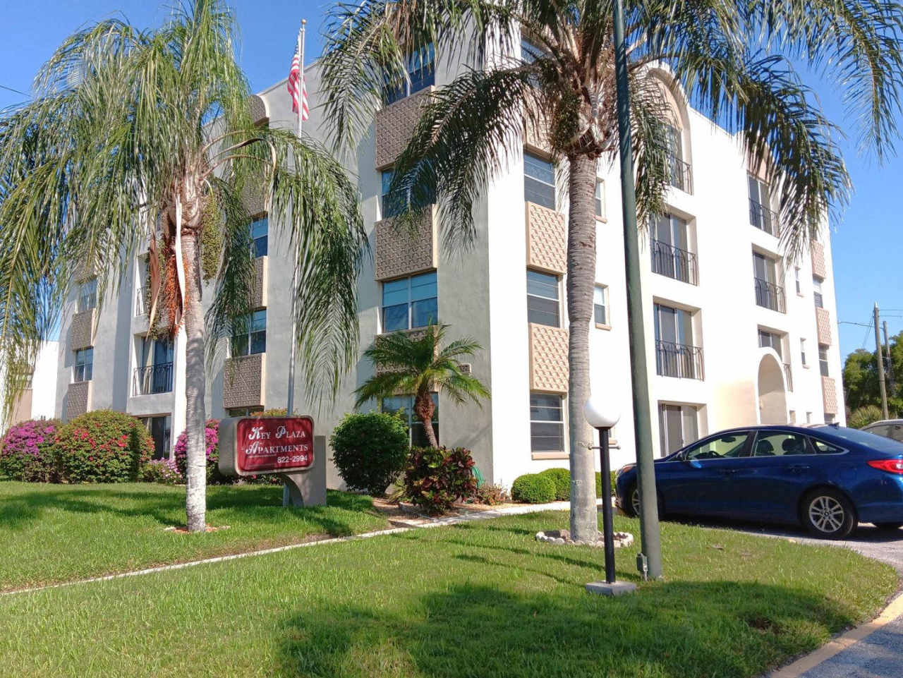 Spacious 2/2 apt, pristine bldg, near 4th St services, shopping  downtown