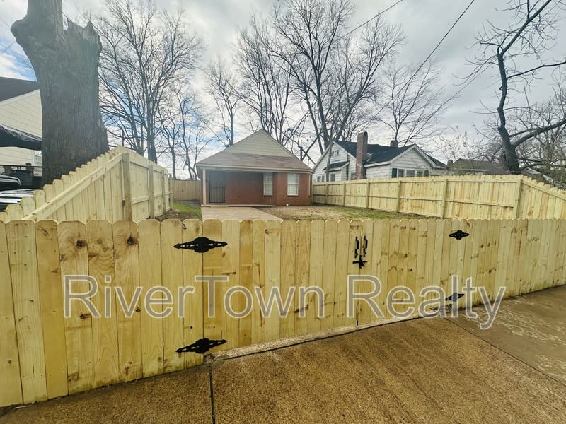 3131 Faxon Ave