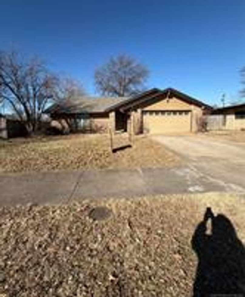 2 story house for lease. Open floor plan in kitchen  living. Lots of storage. Large fenced backyard.