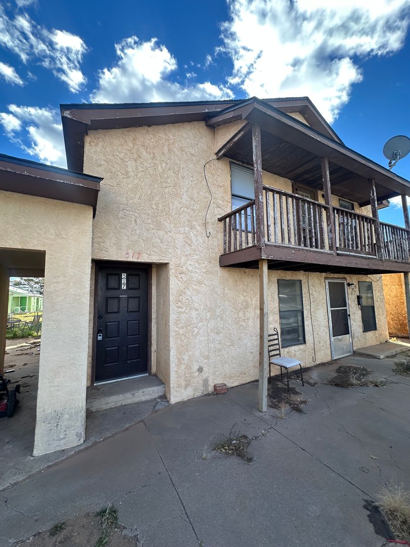 Spacious Upstairs 1 Bed Apartment!