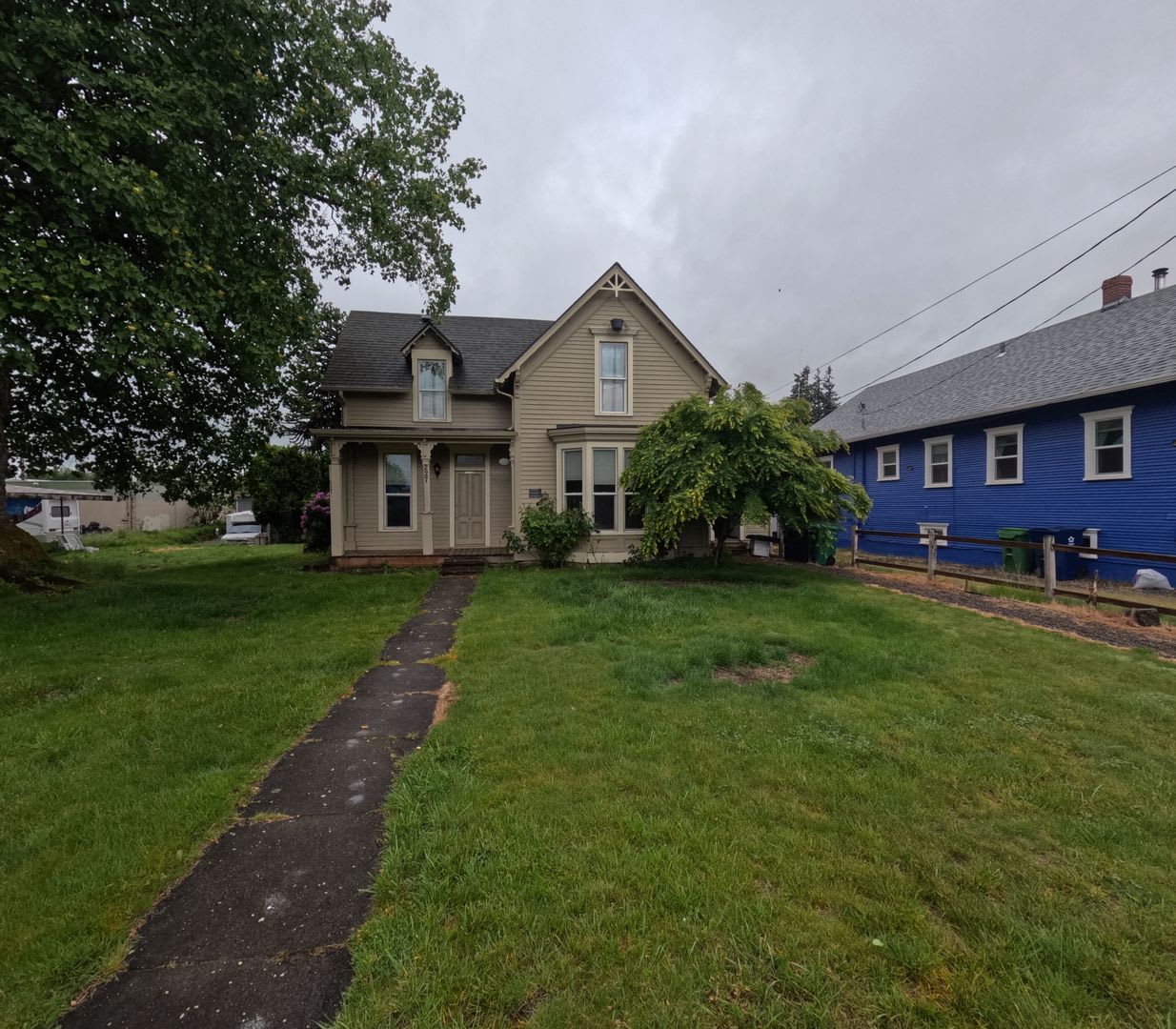 4 bedroom, 2 bath house located in Downtown Stayton, OR