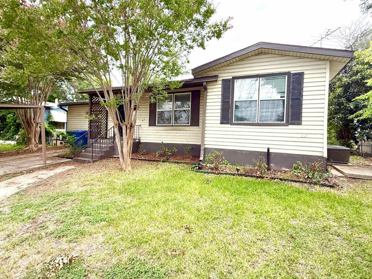**APPLICATION RECEIVED** Charming 3 Bedroom/ 2 Bath Home with Fenced Yard  Great Location!