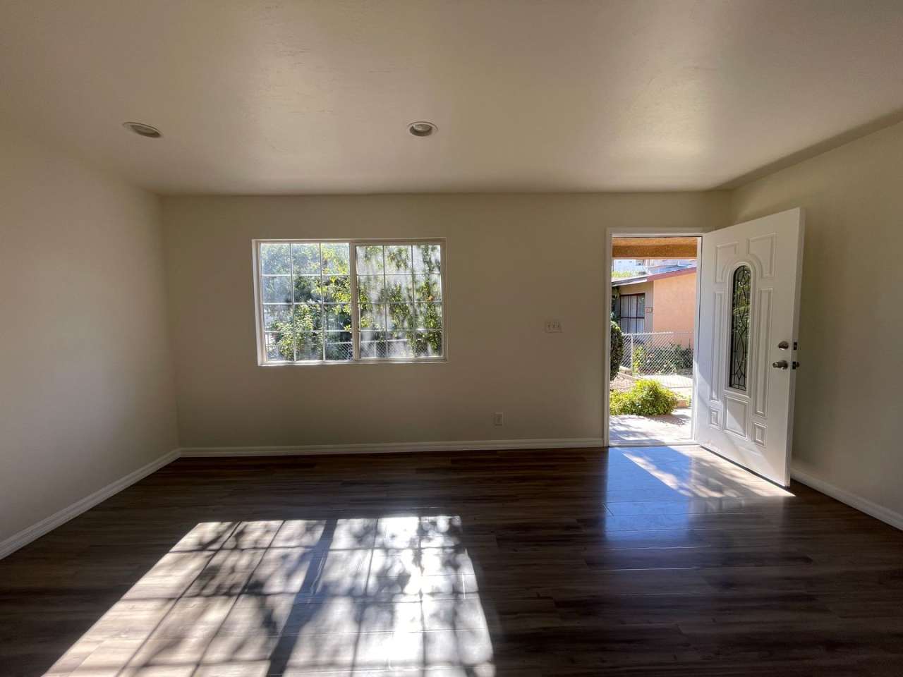 MOVE IN READY! Spacious 2-Bedroom Duplex in Panorama City!!