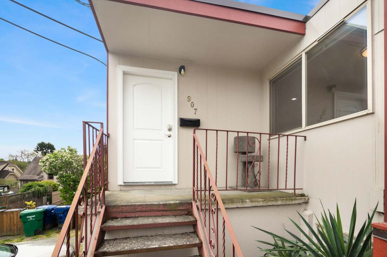 1 Month Free! Greenlake 2 Bedroom - Top Floor, Washer/Dryer, Private Balcony, Parking Available