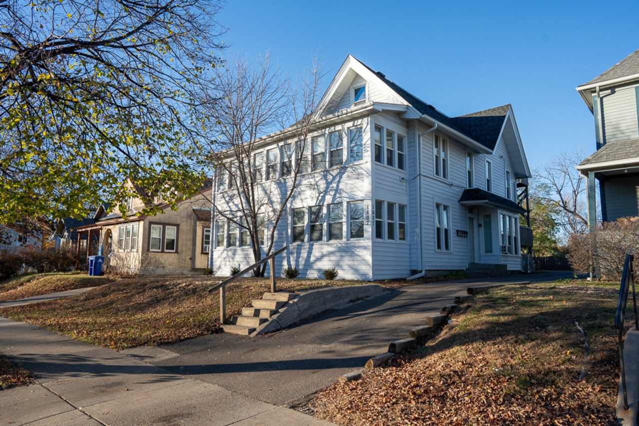 2 Br/1 Ba Condo in St. Paul Midway w/ Off-Street Parking, Hdwd Flrs, Eat-in-Kitch!