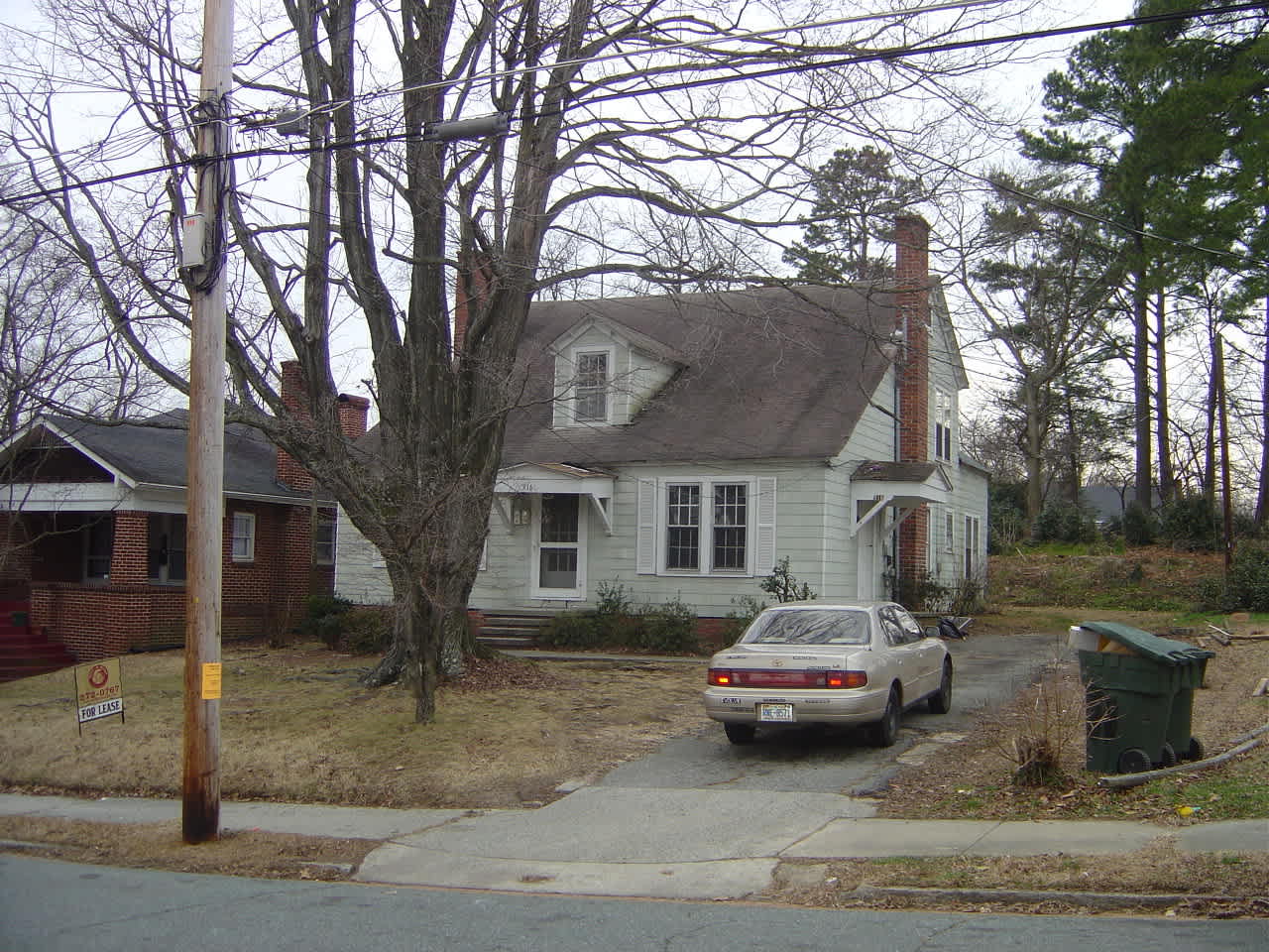 2 BR, 2nd floor apartment w/ water, lawn service included near UNCG/Glenwood