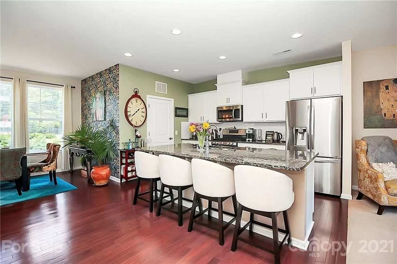 Room in 4 Bedroom Townhome at Sharon Rd W