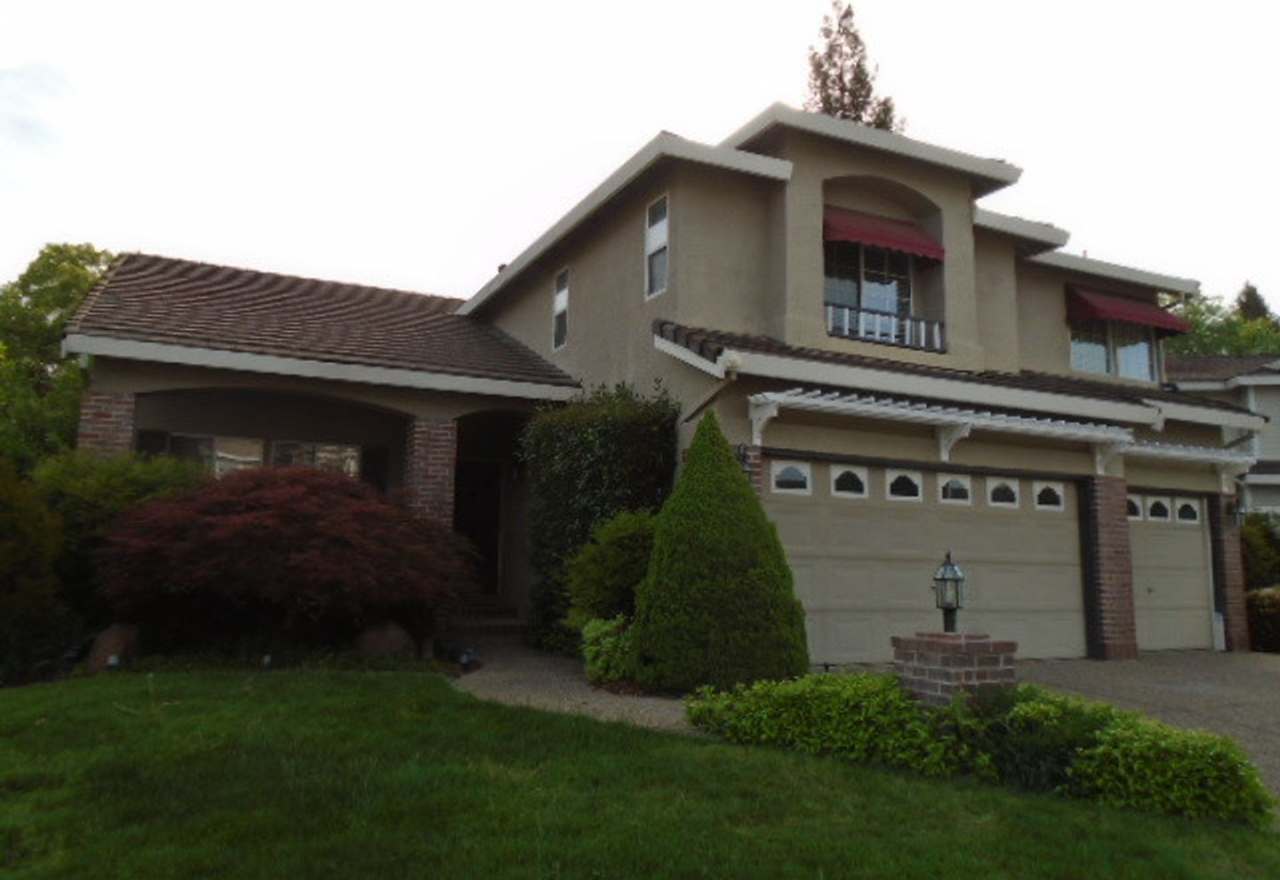 NICE TWO STORY, 3 BEDROOM, 3 FULL BATHROOMS,  3 CAR GARAGE HOUSE IN ROSEVILLE!