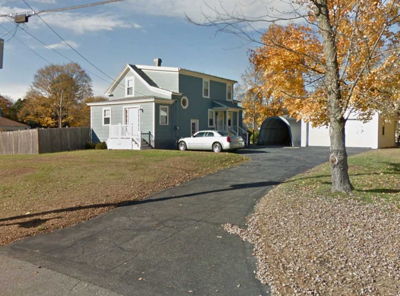 3 Bedroom Single Family Rental Available in Lowell!