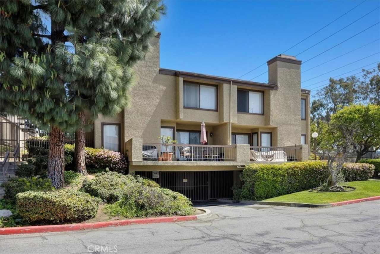 Plenty of Natural Light! Spacious Townhouse conveniently across Dominguez Hills!