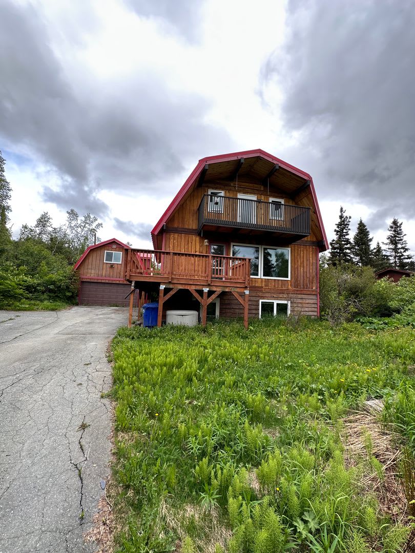 Quaint, Cozy and Unique Hillside Cabin