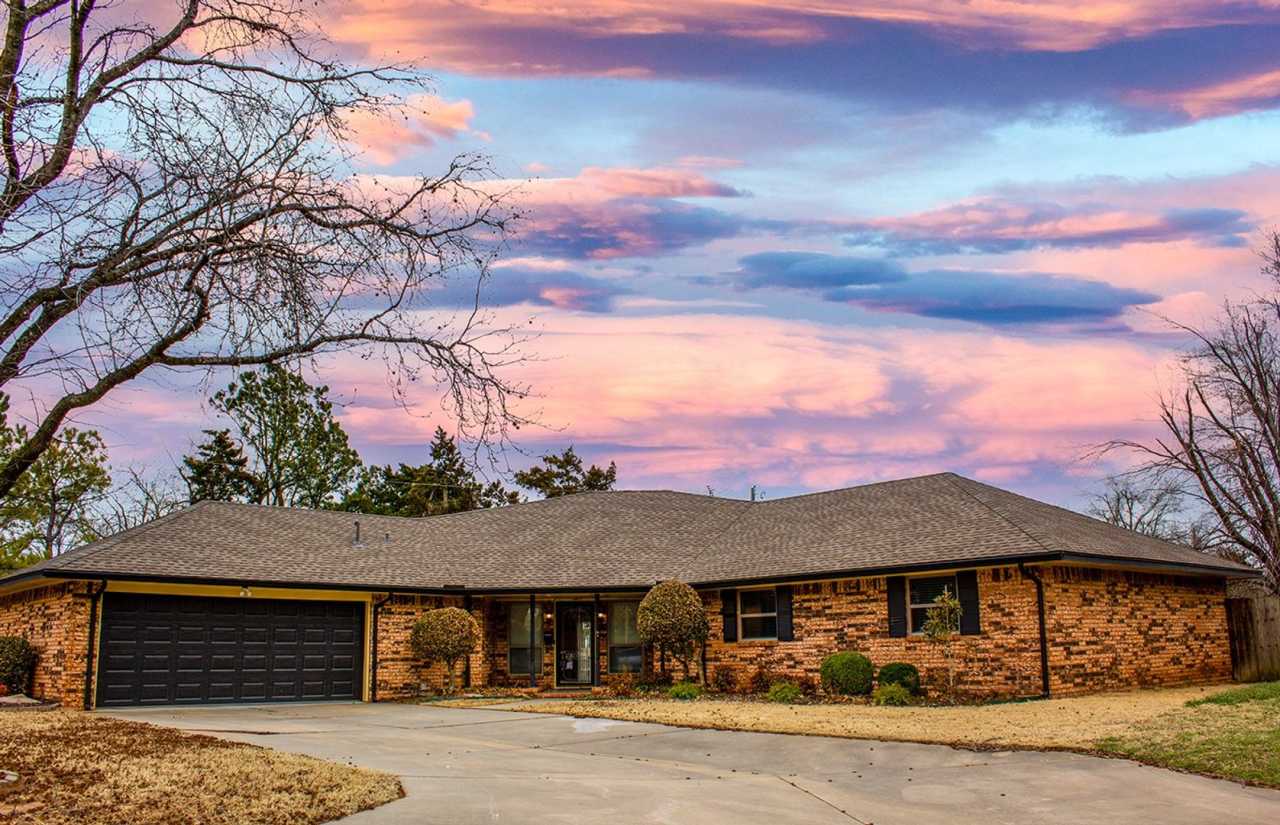 * * * $500 Move-In Special * * * Beautiful 3-Bed, 2-Bath Lakefront Home in Shawnee! * * * $500 Move-In Special * * *