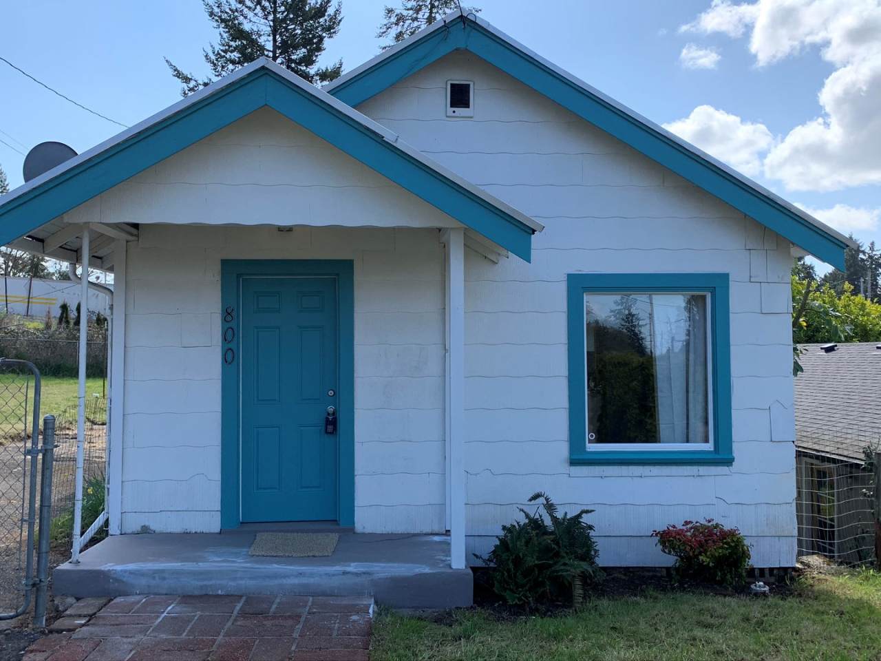 Cute 1 bedroom Cottage on large lot