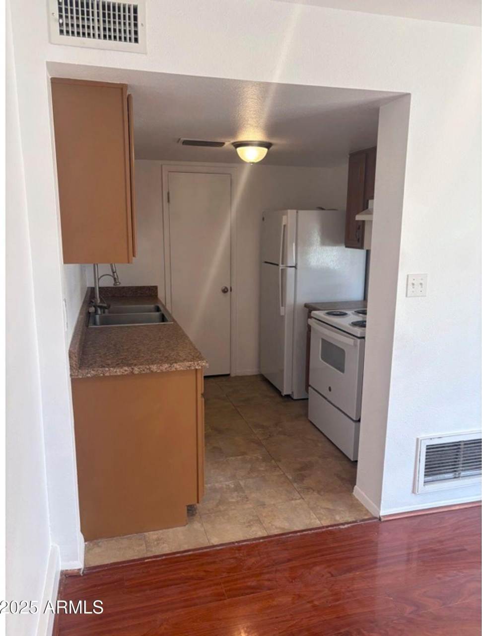 1018 E REDFIELD Road