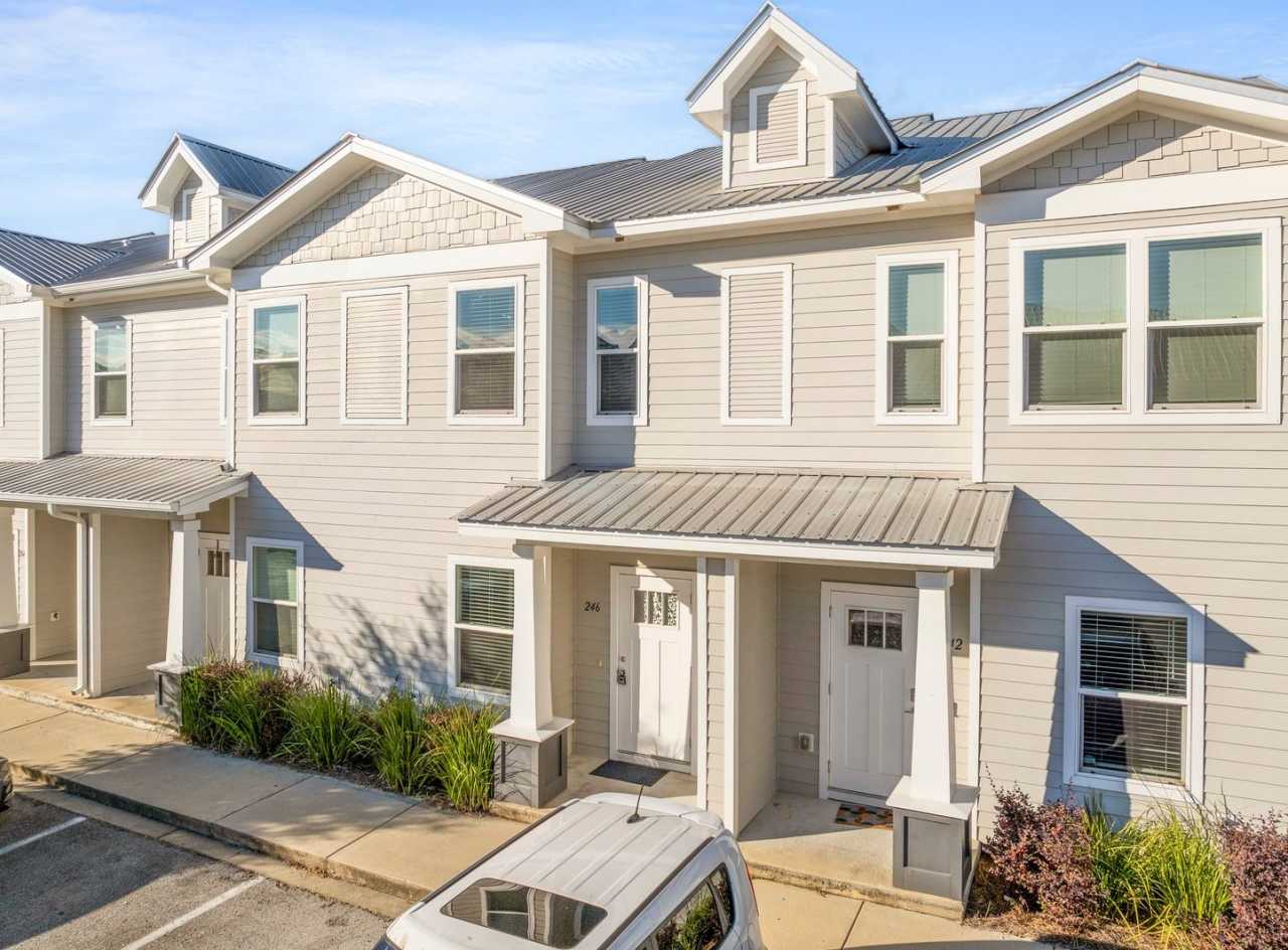 Gorgeous Townhome for rent w/ community pool!