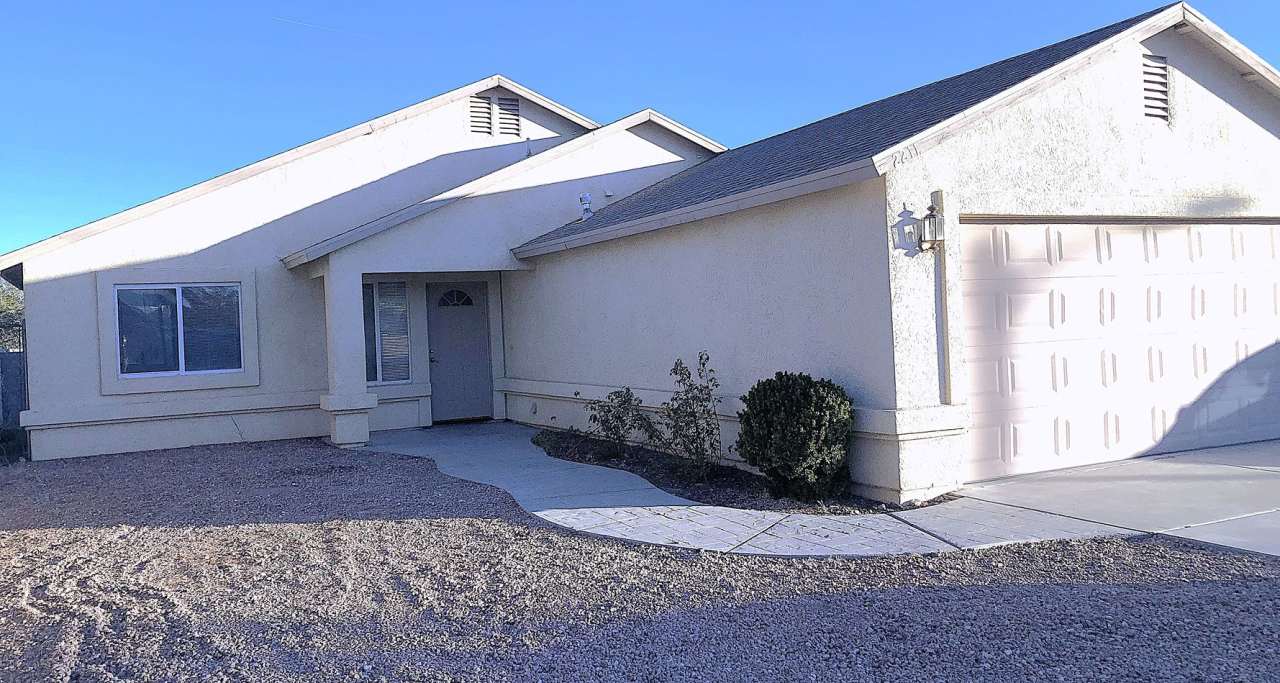 Charming 3+2 home in the heart of Kingman!