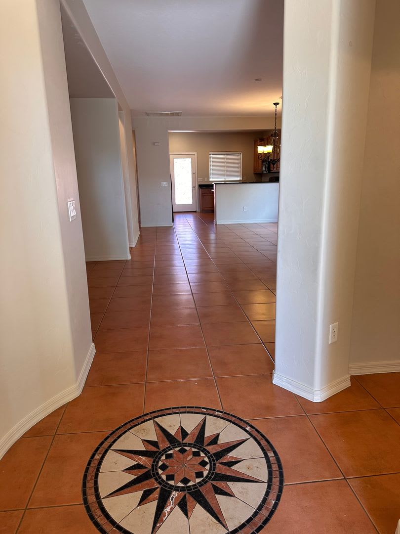 Modern Home - 4 bedroom - Large Yard - Variety of Fruit Trees