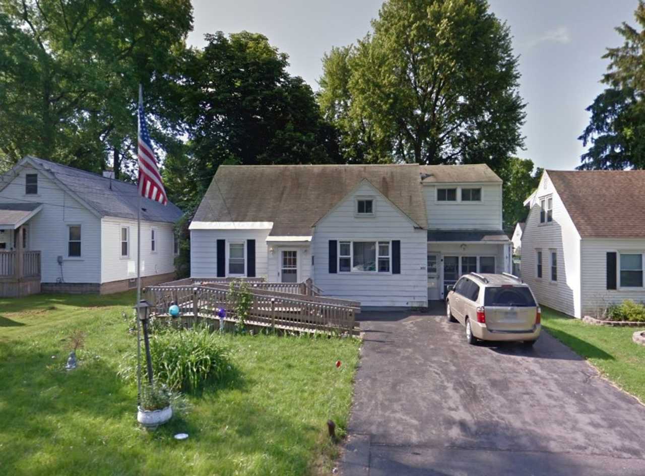 4 Bedroom 1.5 bath house for rent