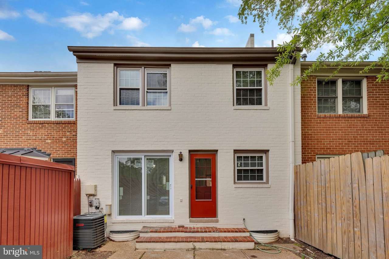 8529 LAKINHURST LANE