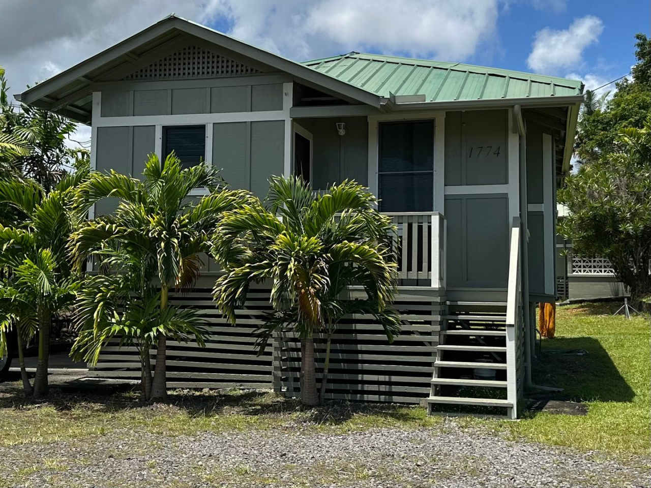 2BR/1BA with front porch in Hilo Town!