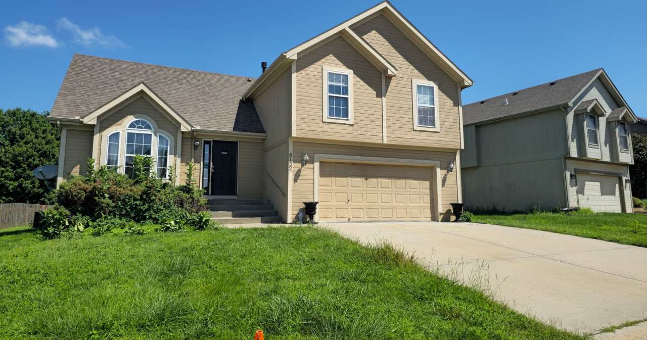 READY FOR MOVE-IN!! HUGE Northland 4 Bed 2.5 Bath 2 Car garage!!