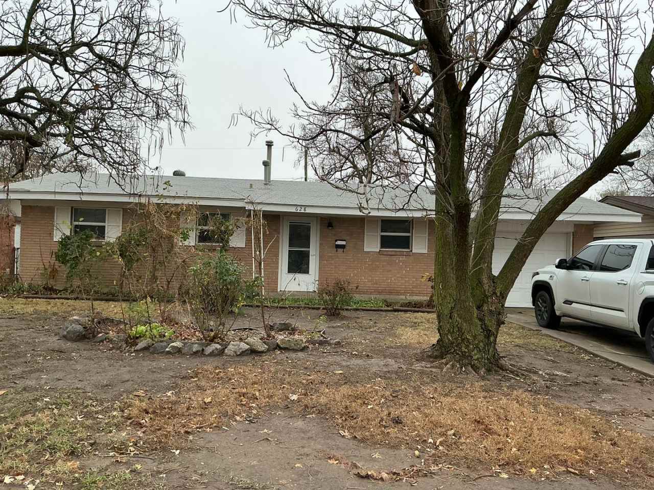 3 bed 1 bath 1 car, fenced yard, one car garage! Moore Schools