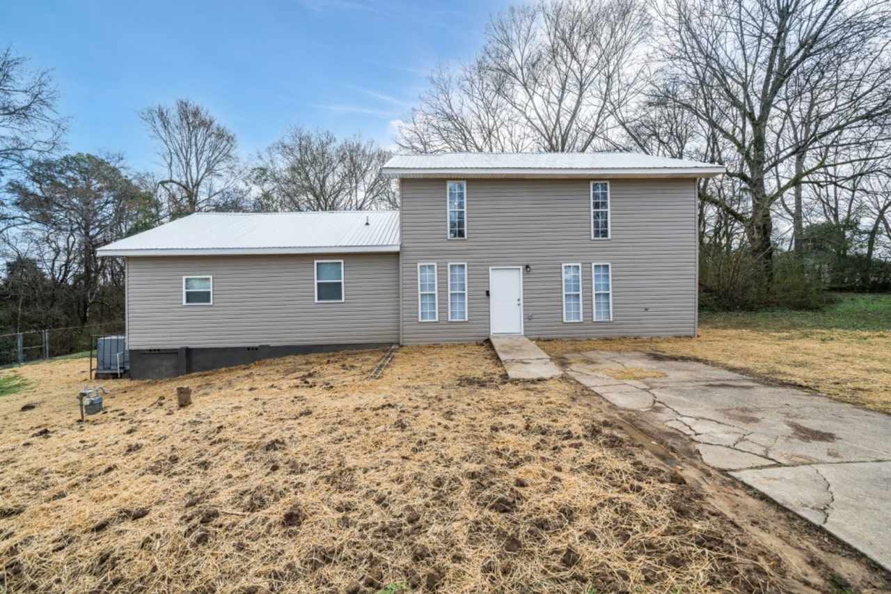 Beautifully Renovated 4BR/2.5BA with Large Yard in Graysville