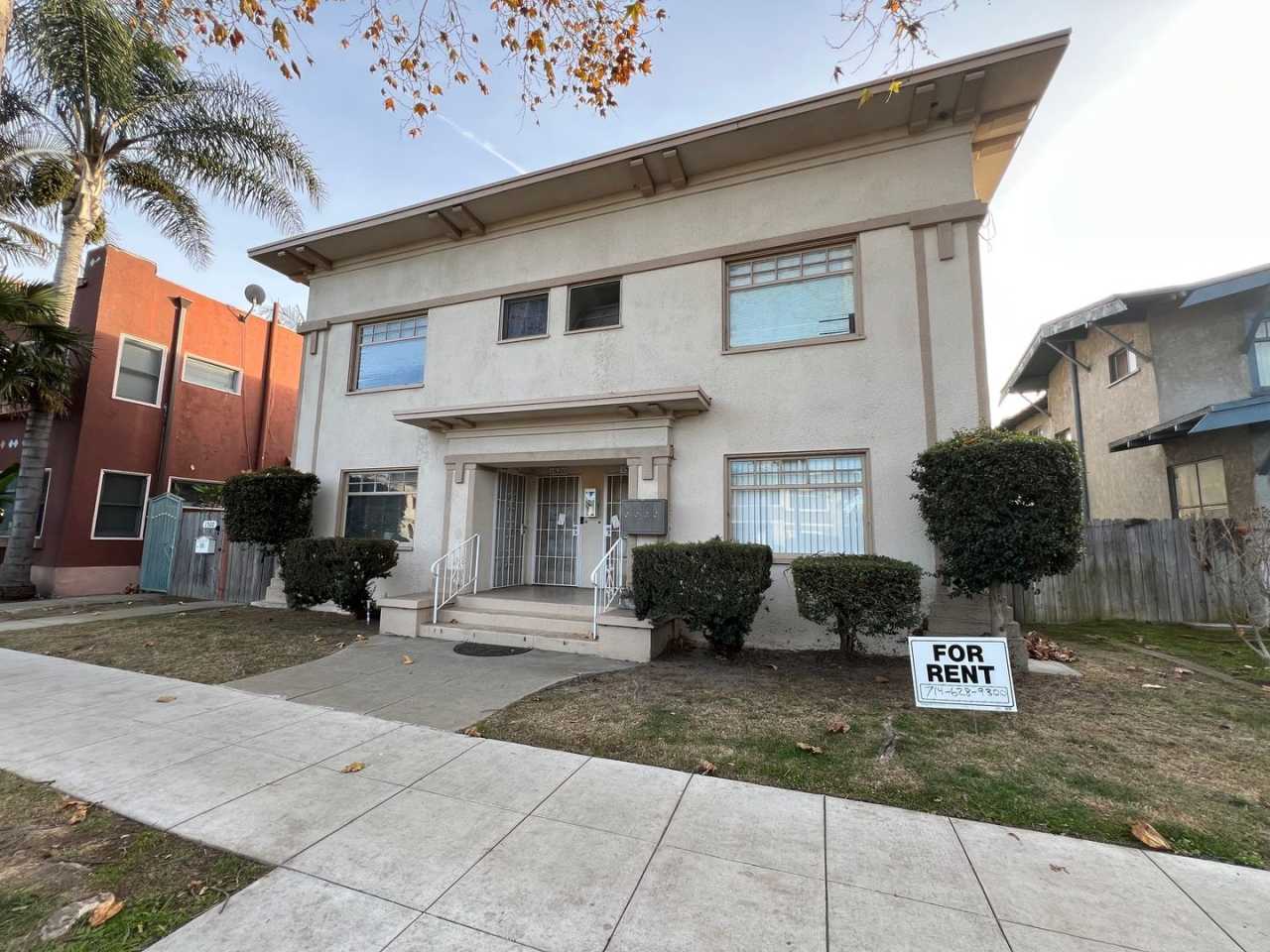 *Available Now! 1 Bedroom Apartment Walking Distance to the Beach*