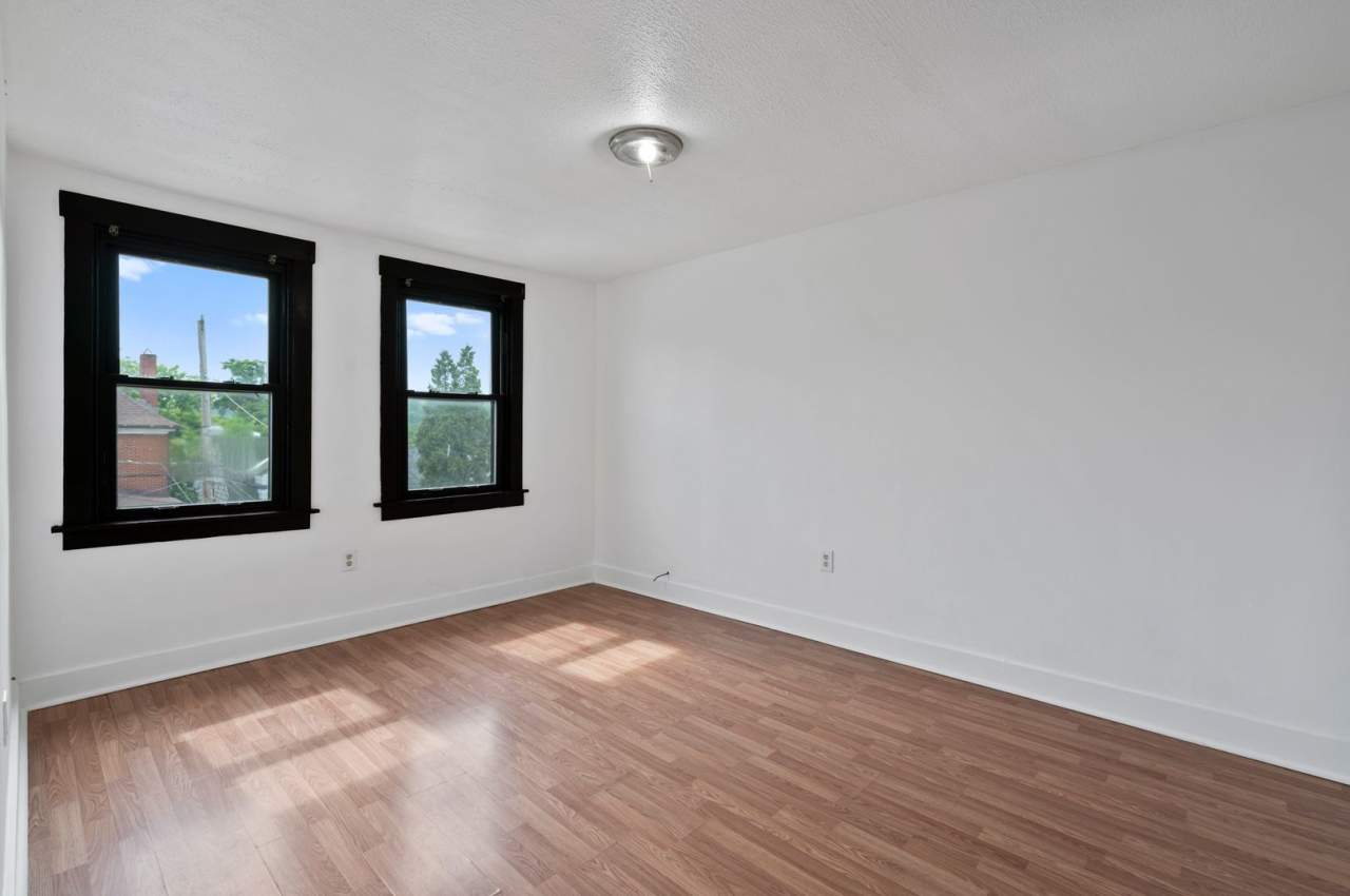 3 bed 1 bathroom - central air, outdoor space, laundry