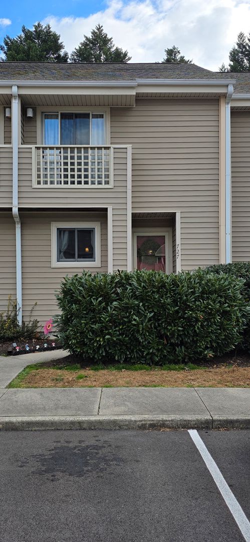 Charming 2-Bedroom Townhome in Glades Community!