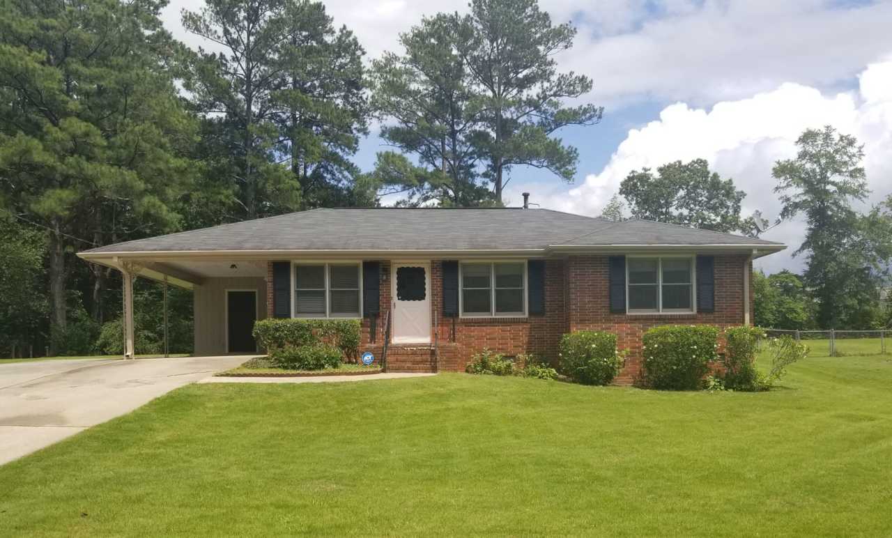 165 Sharon Drive: 3BD, 1.5BA, 4-sided brick ranch home on level lot with stainless-steel kitchen appliances and granite counter tops for rent in the heart of Fayetteville! AVAILABLE SEPT. 2024!