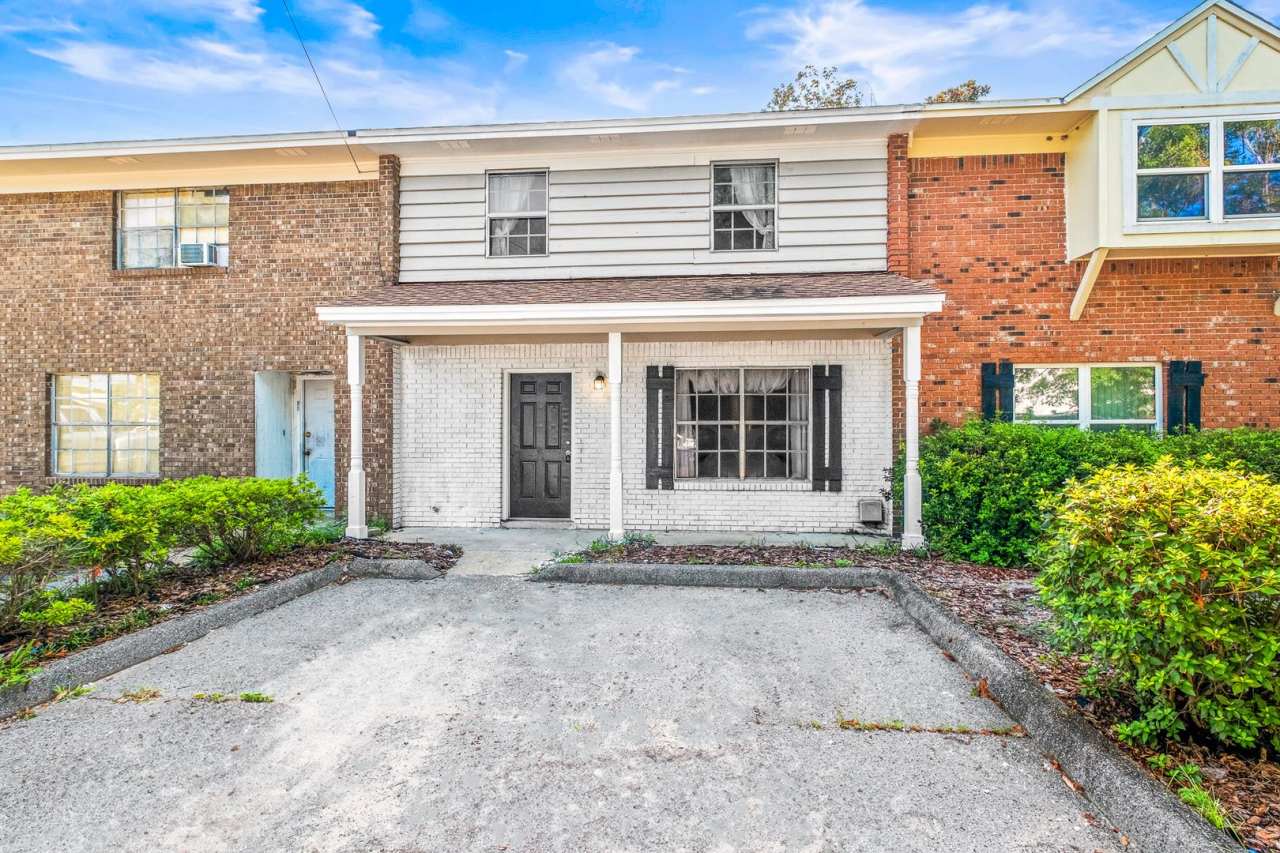 744 N. Fairfield Dr. MOVE IN SPECIAL: HALF OFF first full month of rent!!!