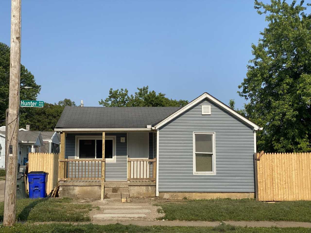 CUTE 1 BEDROOM HOUSE WITH PRIVATE FENCED BACKYARD QUIET STREET