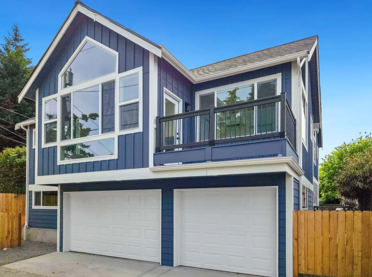 Spacious 3-Bedroom DADU with Private Balcony  Garage