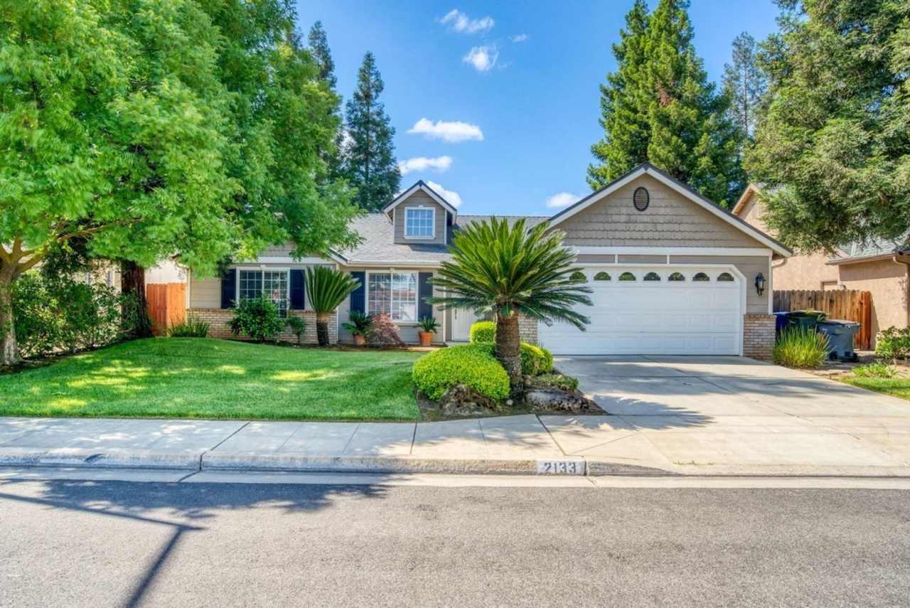 Nice 2 bedroom home + den or office that can be used as 3rd bedroom, close to Clovis North.