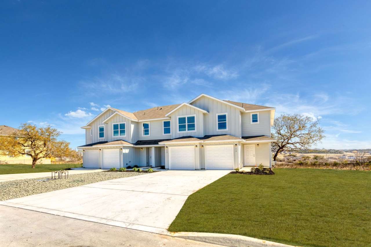 Stylish, Spacious  Close to It All – Your Ideal Townhome Awaits!