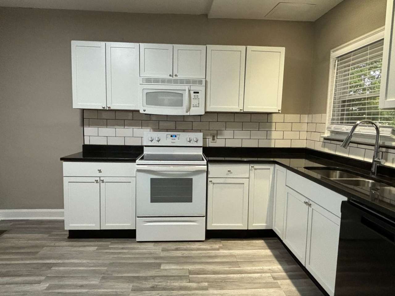 3-Bed, 1-Bath Home – Fenced Yard, Off-Street Parking, Spacious Kitchen  In-Unit Laundry