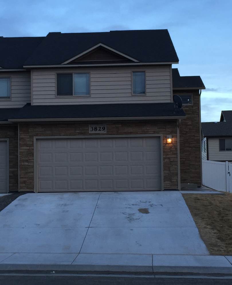 3 BEDROOM, 2.5 BATHROOM SADDLE RIDGE TWIN HOME WITH 2 CAR ATTACHED GARAGE