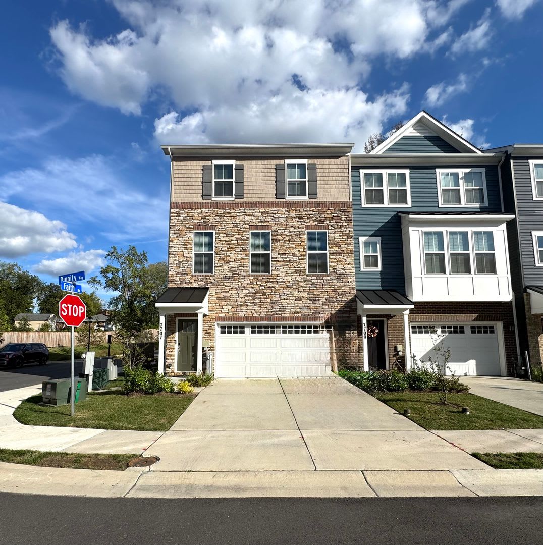 Stunning 3 BR/2 Full BA  2 Half BA Townhome in Severn!