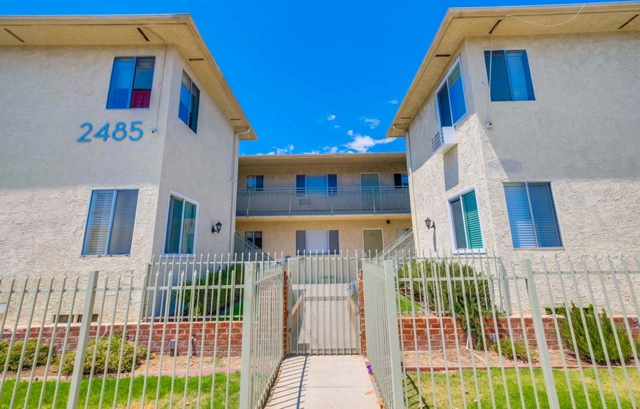 Classic Courtyard Building on Venice Blvd – Secure, Convenient, Pet-Friendly