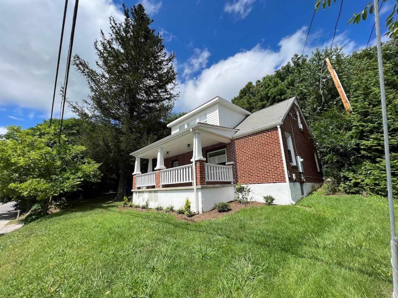 *RENOVATED KITCHEN AND BATHS!* 2 Bedroom, 2.5 Bath House