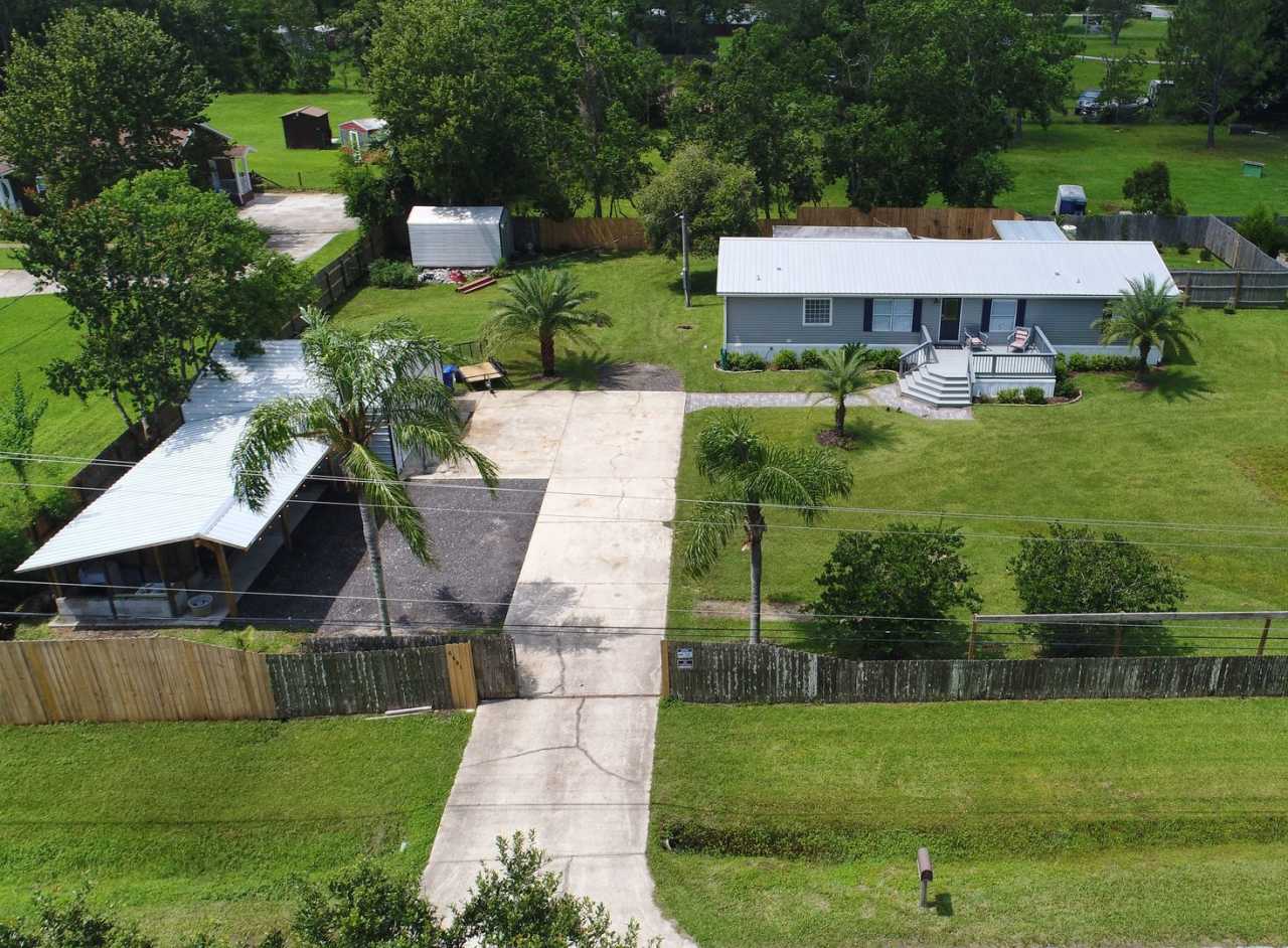 Private (Gated) Country Retreat - RV Hookups, 2 Decks, Back Patio, Outdoor Gaming/Utility Area, Shaded Florida Room, and more!