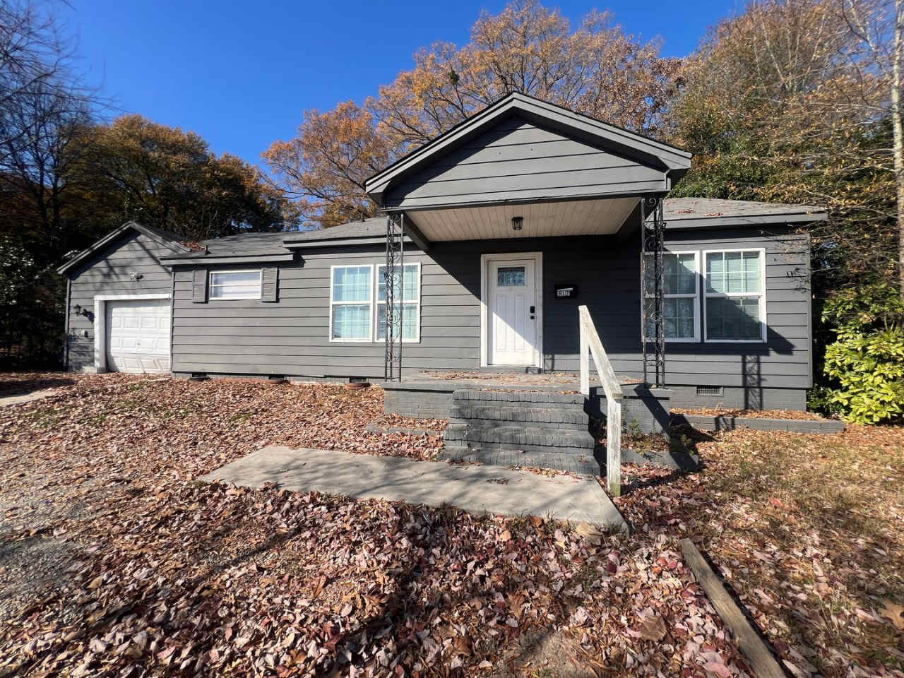 **MOVE-IN Special $500 off the 1st full month's rent with lease signed by 12/10/25**