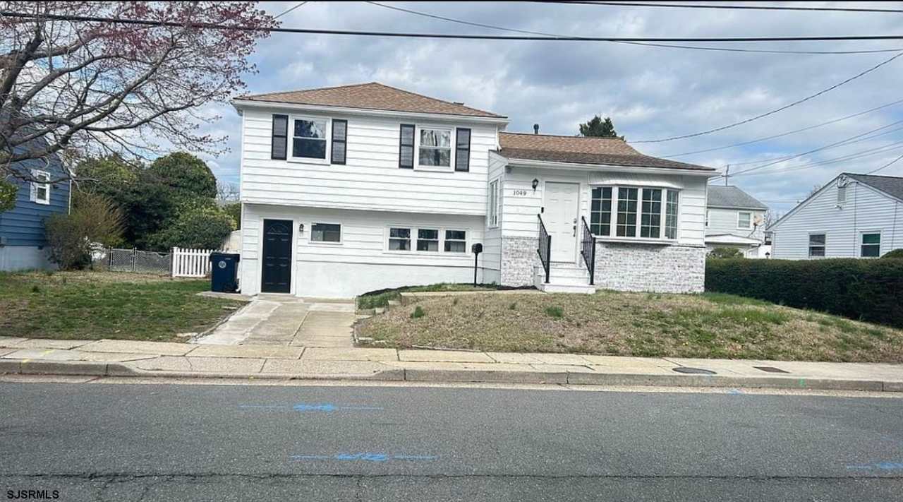 1049 N Michigan Ave Ave