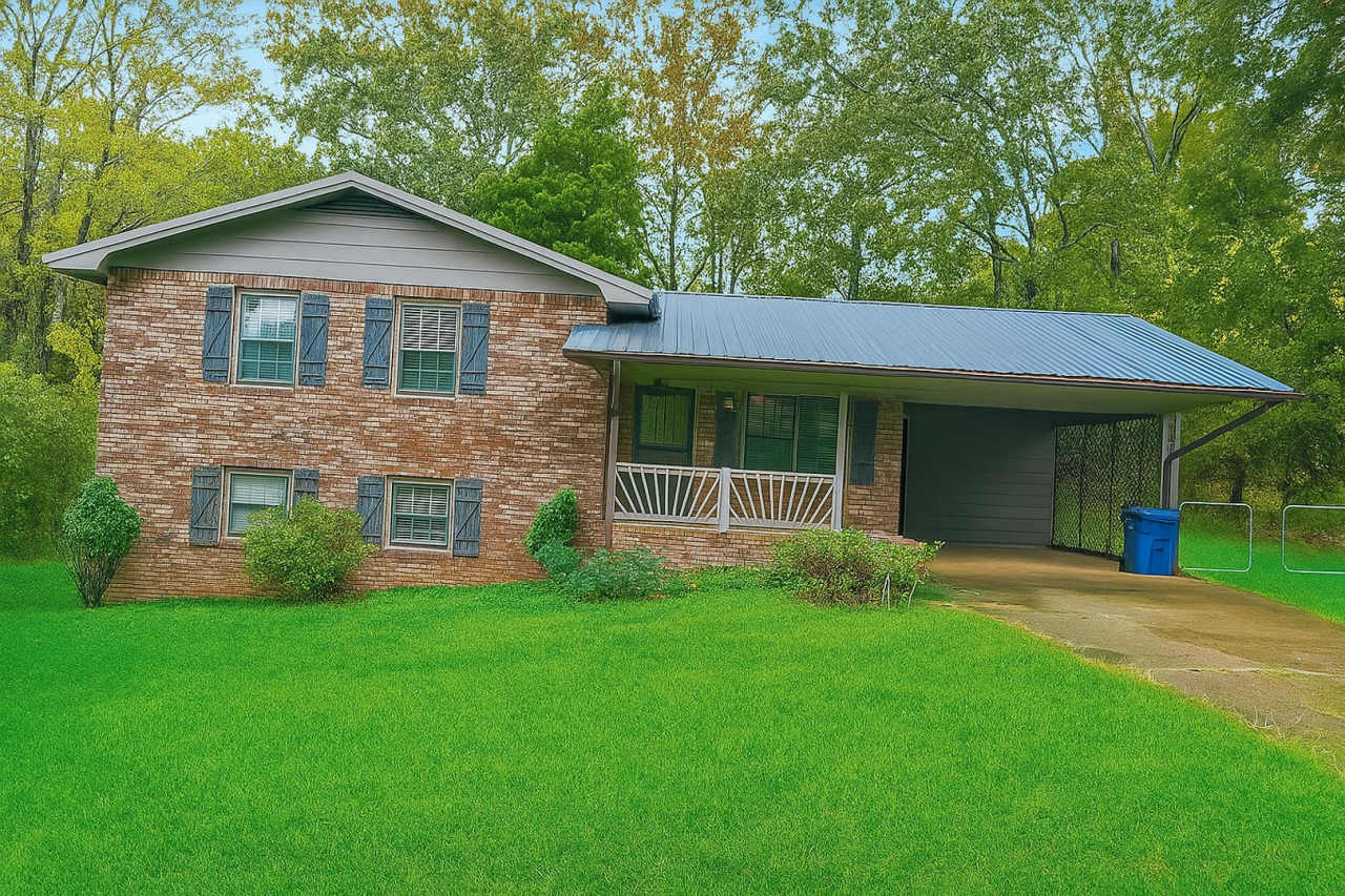 Spacious 4 Bedroom, 2.5 Bath Home in the Heart of Jacksonville, AL!